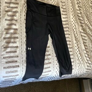 These are black under armor size L capri yoga pants